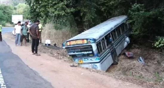 මින්නේරියදී බස් රථයක් ඇලකට පෙරළී 20කට තුවාල